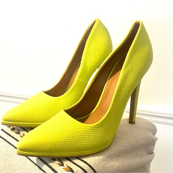Bright florescent yellow snake embossed stilettos, micro platform. - Picture 4 of 6